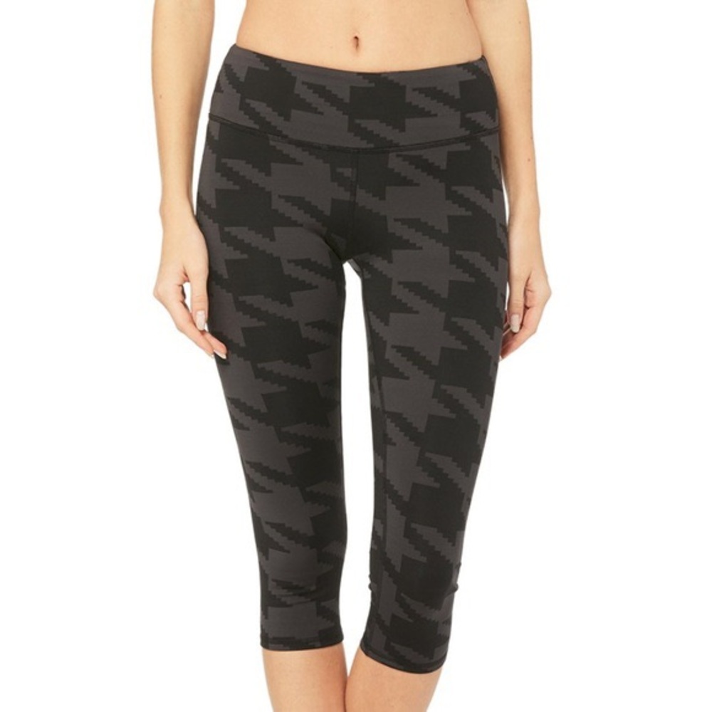 ALO YOGA AIRBRUSH CAPRI BLACK HOUNDSTOOTH SIZE L